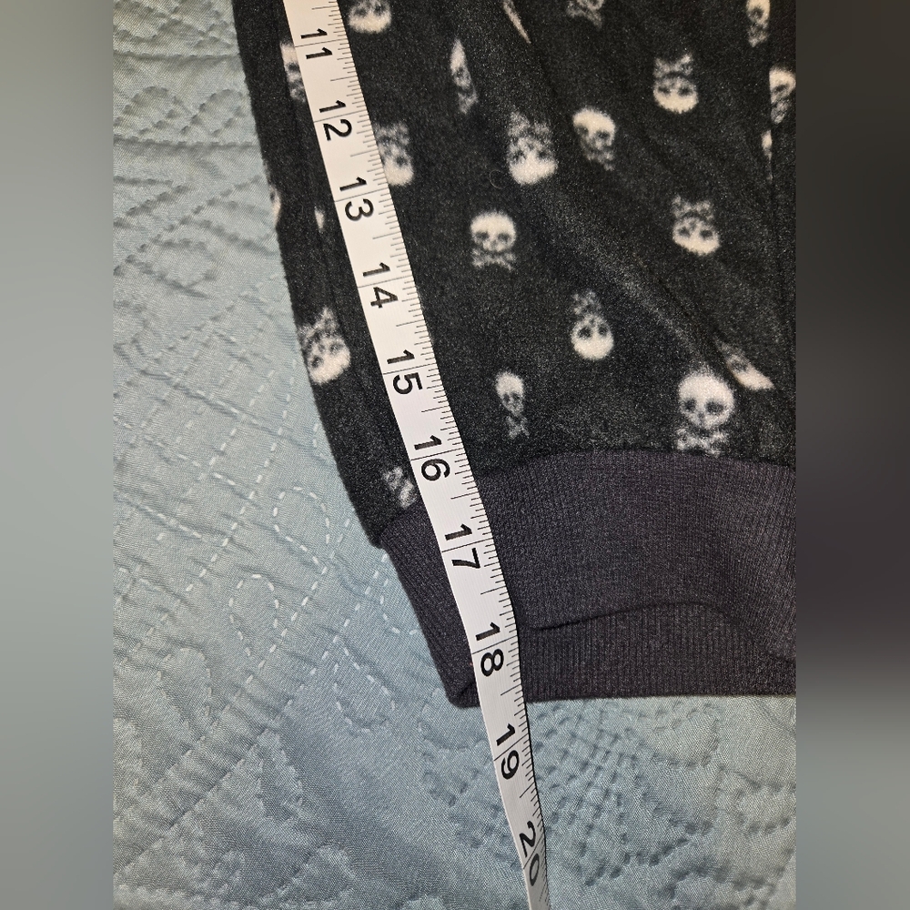 Hot Kiss Women's M Cropped Fleece Skull Joggers - Picture 9 of 11